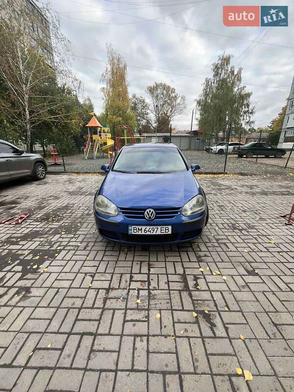 Хэтчбек Volkswagen Golf 2004 в Ромнах