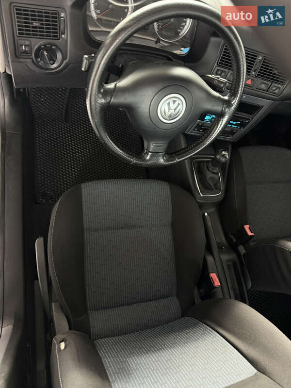 Хетчбек Volkswagen Golf 2003 в Києві