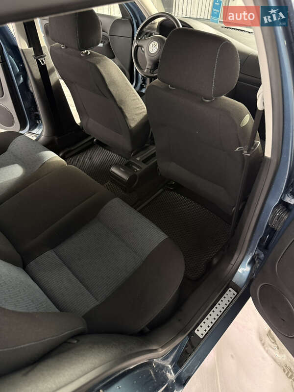 Хетчбек Volkswagen Golf 2003 в Києві