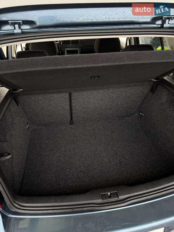 Хетчбек Volkswagen Golf 2003 в Києві