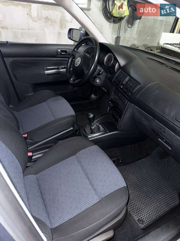 Хетчбек Volkswagen Golf 2003 в Києві