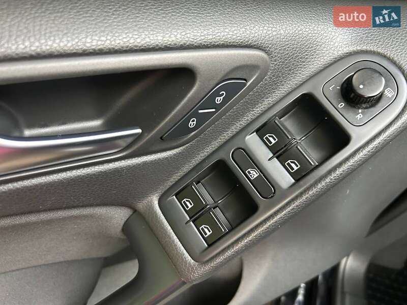 Хетчбек Volkswagen Golf 2010 в Охтирці