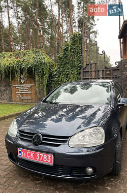 Хэтчбек Volkswagen Golf 2005 в Новояворовске