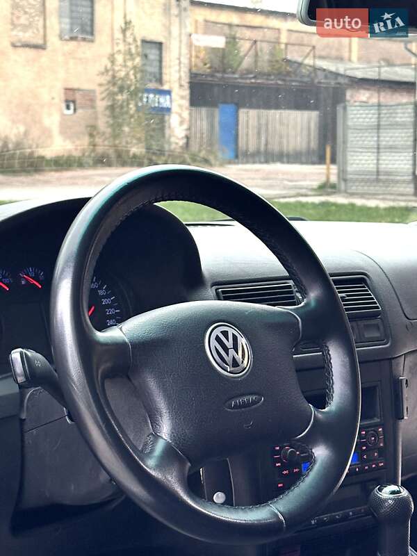 Универсал Volkswagen Golf 2001 в Коростене