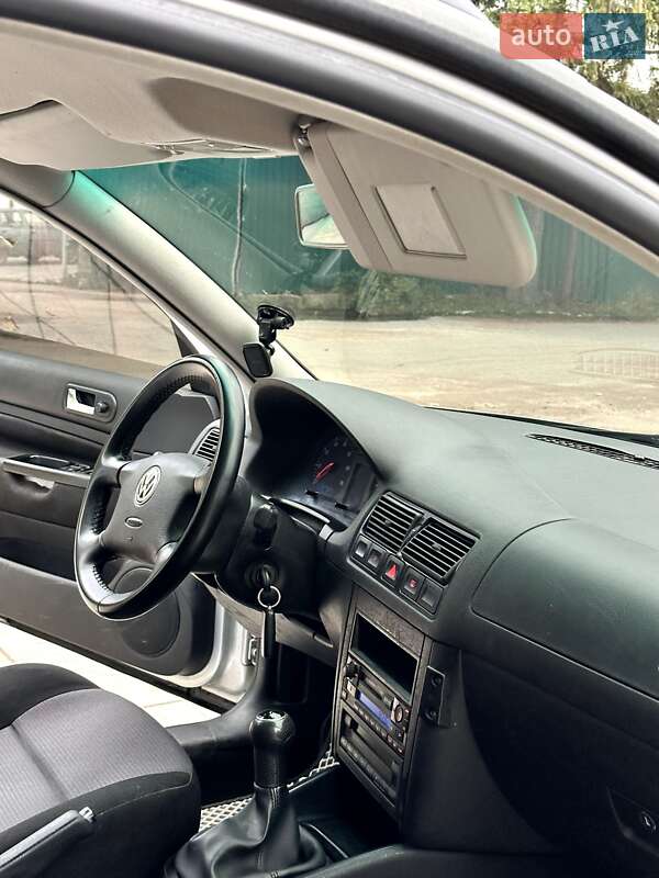 Универсал Volkswagen Golf 2001 в Коростене