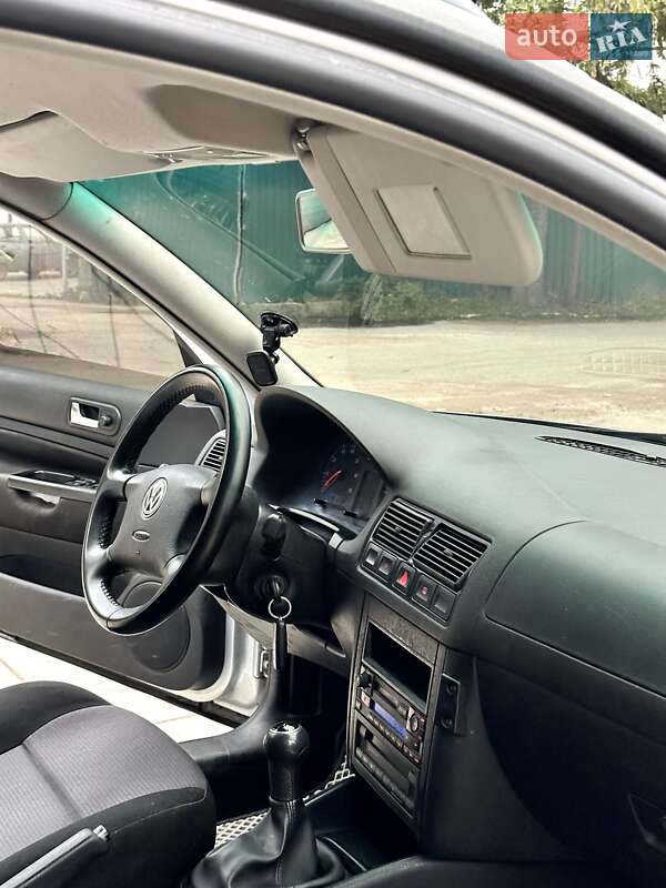 Универсал Volkswagen Golf 2001 в Коростене