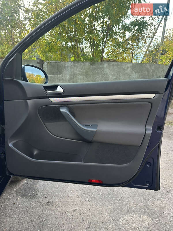 Хэтчбек Volkswagen Golf 2006 в Хороле