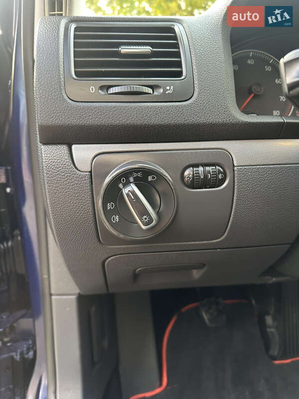 Хэтчбек Volkswagen Golf 2006 в Хороле