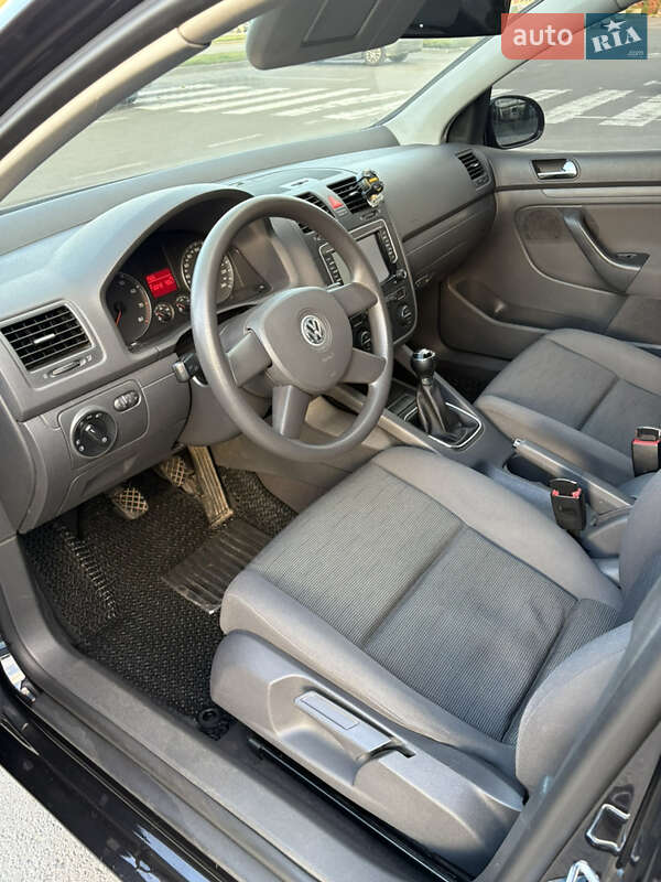 Хэтчбек Volkswagen Golf 2005 в Умани