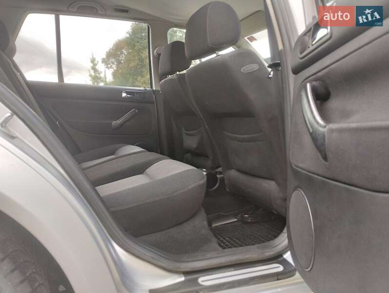 Хэтчбек Volkswagen Golf 2002 в Черновцах