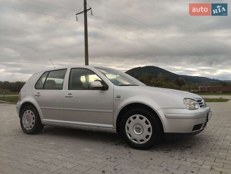 Хэтчбек Volkswagen Golf 2002 в Черновцах