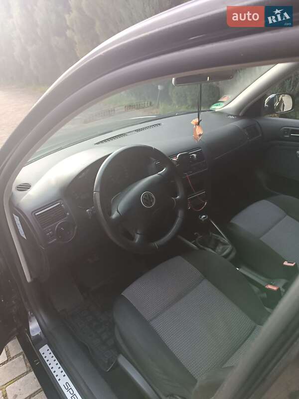 Хэтчбек Volkswagen Golf 2002 в Самборе