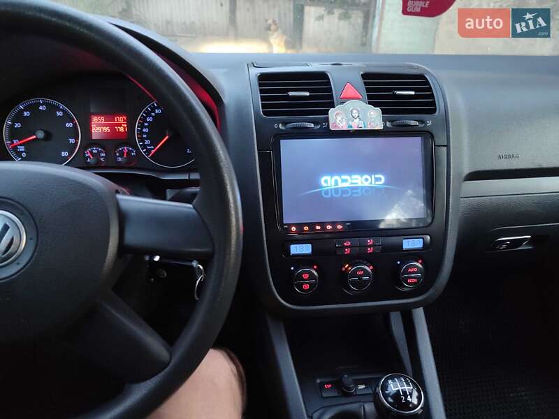 Хетчбек Volkswagen Golf 2005 в Павлограді