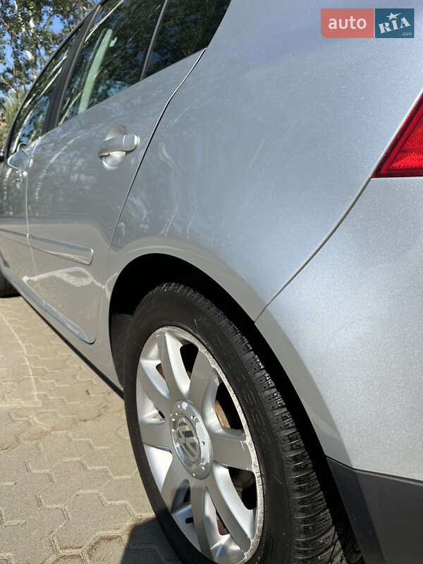Хэтчбек Volkswagen Golf 2005 в Киеве