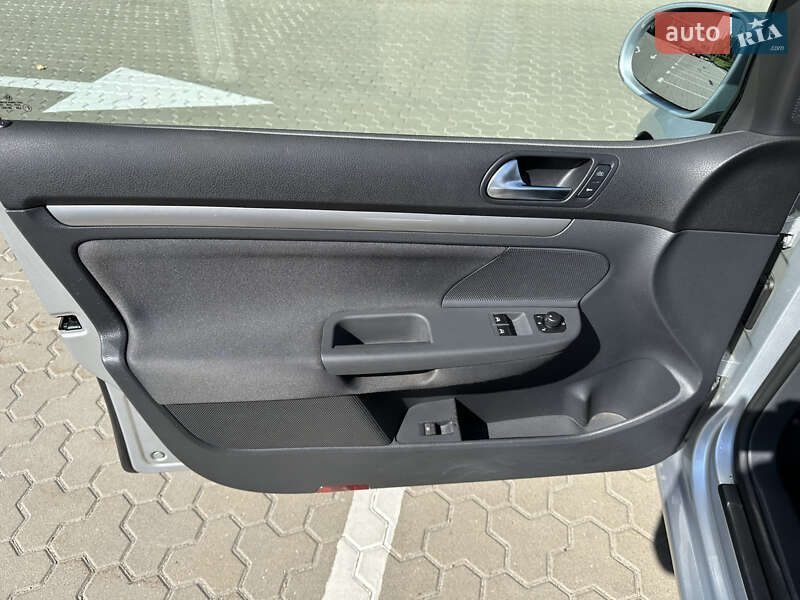 Хэтчбек Volkswagen Golf 2005 в Киеве