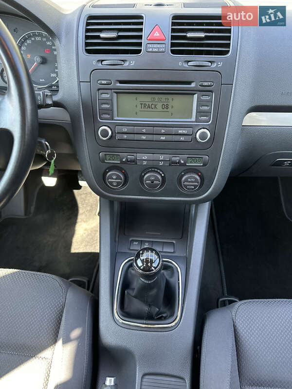 Хэтчбек Volkswagen Golf 2005 в Киеве