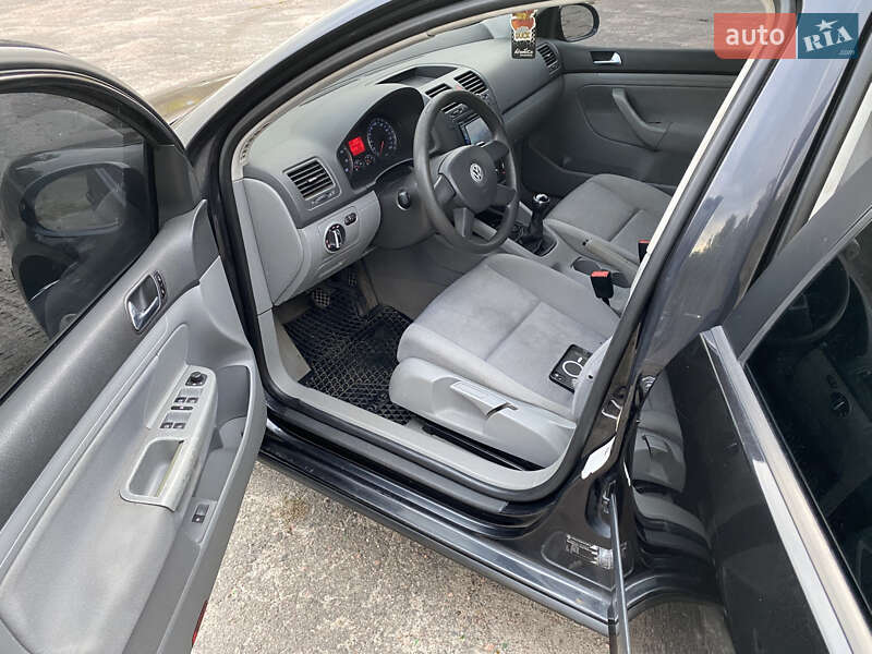 Хэтчбек Volkswagen Golf 2004 в Иванкове