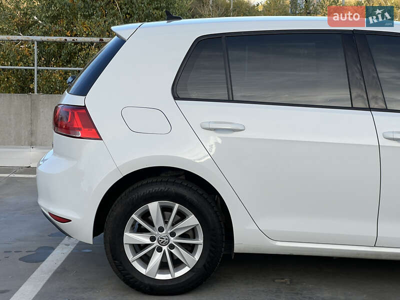 Хэтчбек Volkswagen Golf 2014 в Киеве