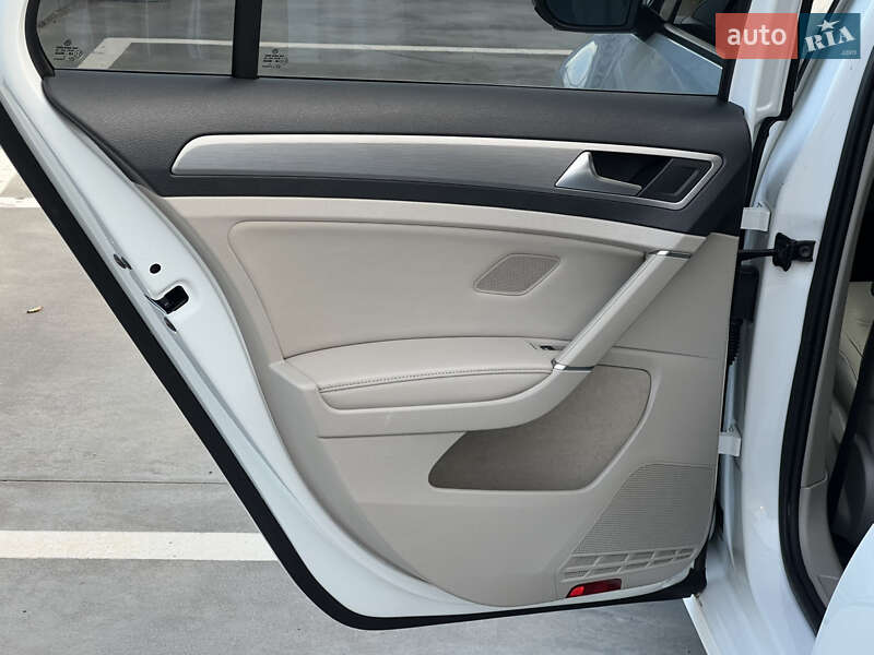 Хэтчбек Volkswagen Golf 2014 в Киеве