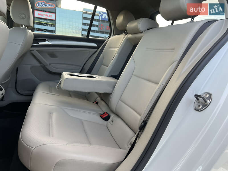 Хэтчбек Volkswagen Golf 2014 в Киеве