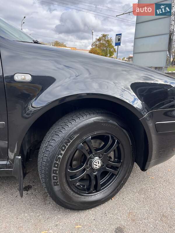 Хетчбек Volkswagen Golf 2003 в Харкові