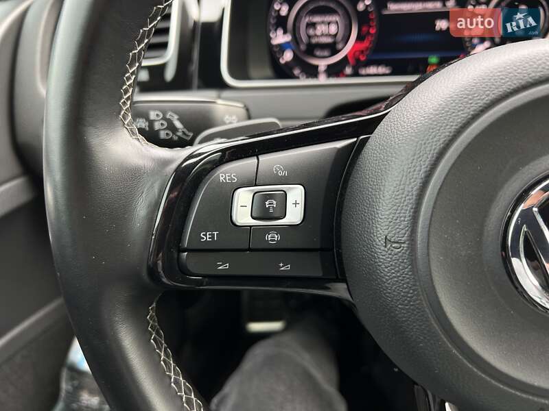 Хэтчбек Volkswagen Golf 2016 в Киеве