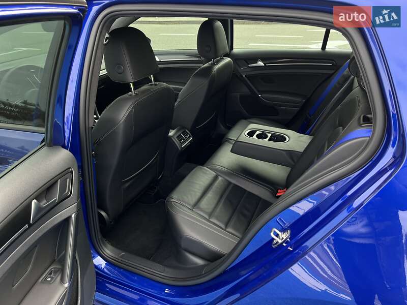 Хэтчбек Volkswagen Golf 2016 в Киеве