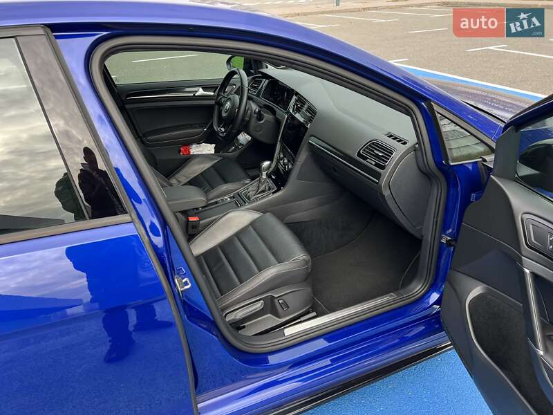 Хэтчбек Volkswagen Golf 2016 в Киеве