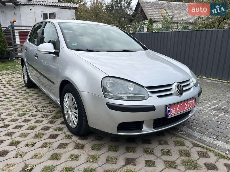 Хэтчбек Volkswagen Golf 2004 в Звягеле
