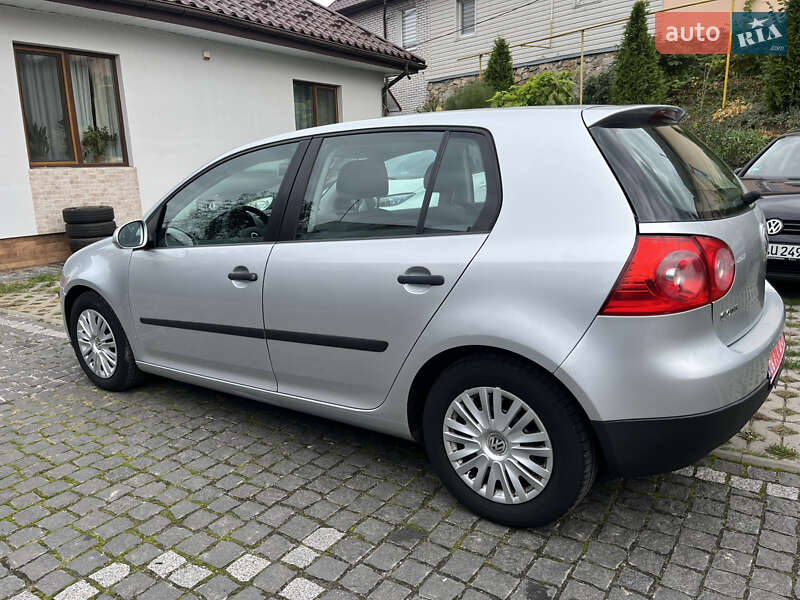 Хэтчбек Volkswagen Golf 2004 в Звягеле