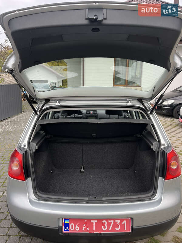 Хэтчбек Volkswagen Golf 2004 в Звягеле