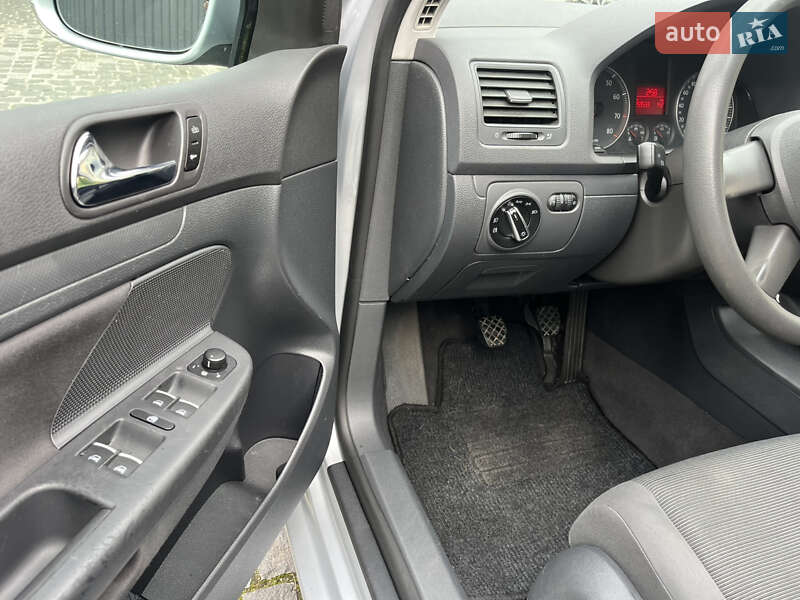 Хэтчбек Volkswagen Golf 2004 в Звягеле