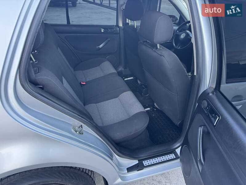 Хетчбек Volkswagen Golf 2003 в Тернополі