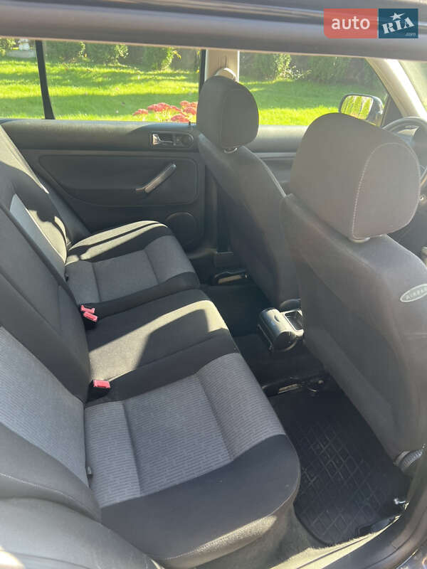 Универсал Volkswagen Golf 2004 в Черновцах