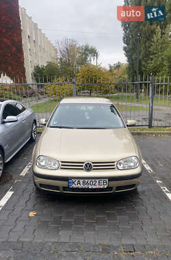 Хэтчбек Volkswagen Golf 2002 в Киеве