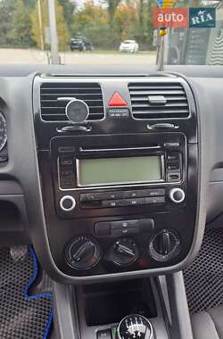 Хэтчбек Volkswagen Golf 2005 в 