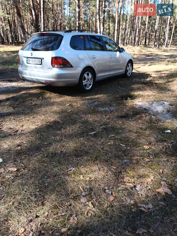 Универсал Volkswagen Golf 2011 в Сарнах