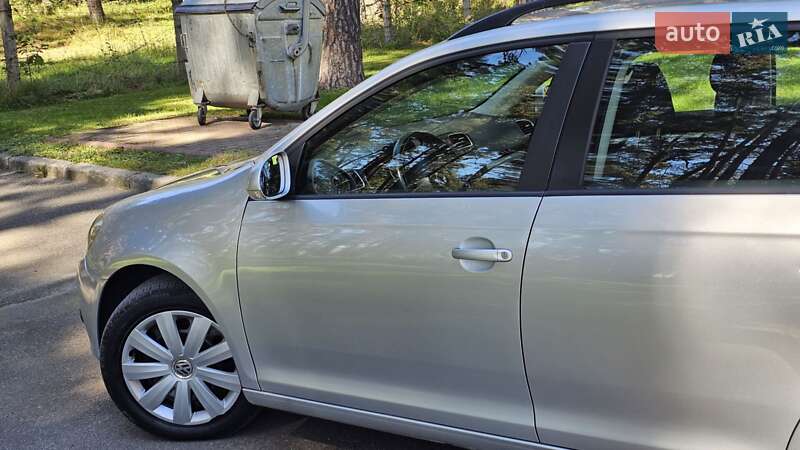 Универсал Volkswagen Golf 2011 в Чернигове