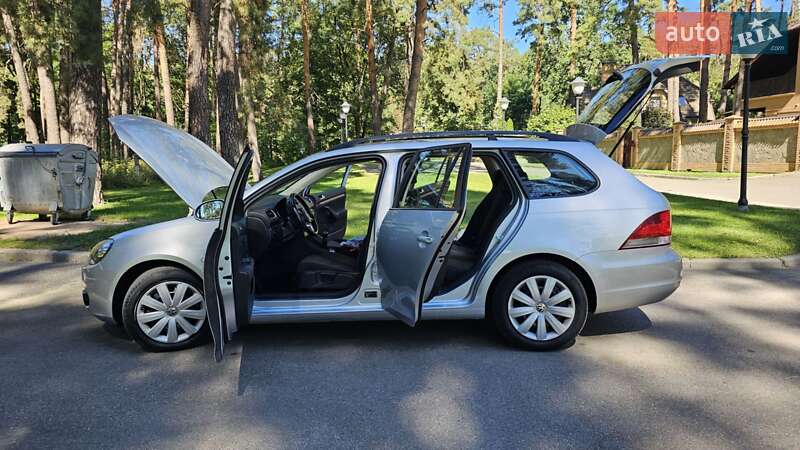 Универсал Volkswagen Golf 2011 в Чернигове