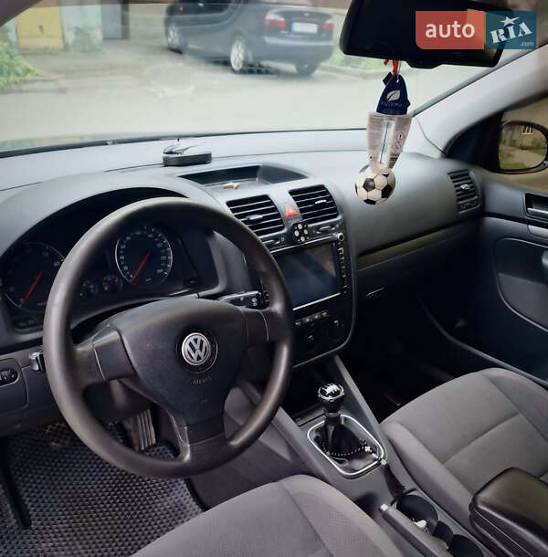 Хэтчбек Volkswagen Golf 2005 в Мукачево