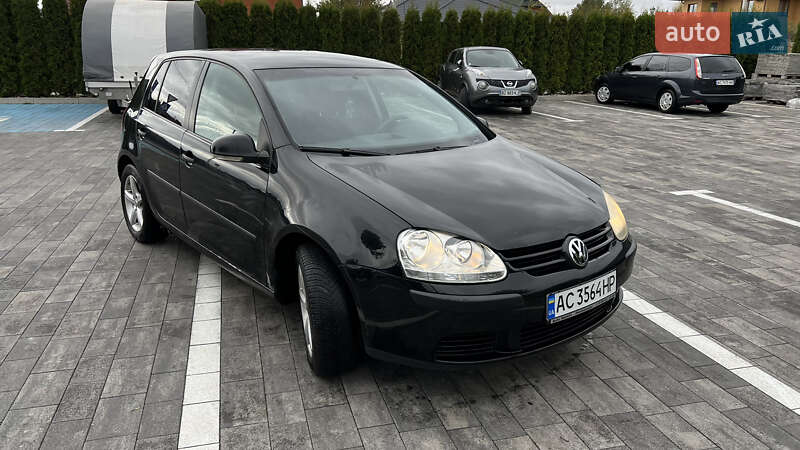 Хетчбек Volkswagen Golf 2004 в Луцьку