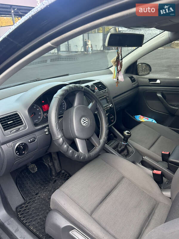 Хэтчбек Volkswagen Golf 2004 в Киеве