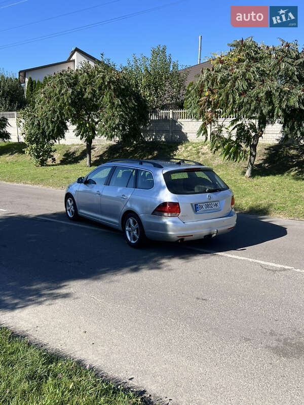 Универсал Volkswagen Golf 2010 в Костополе