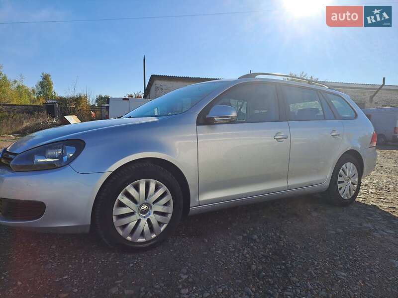 Универсал Volkswagen Golf 2010 в Нововолынске