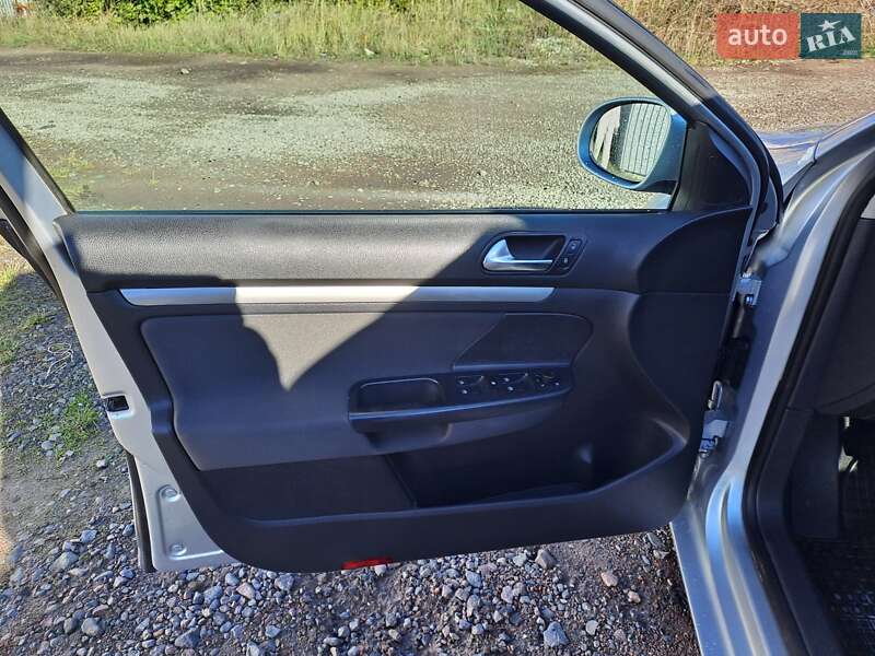 Универсал Volkswagen Golf 2010 в Нововолынске