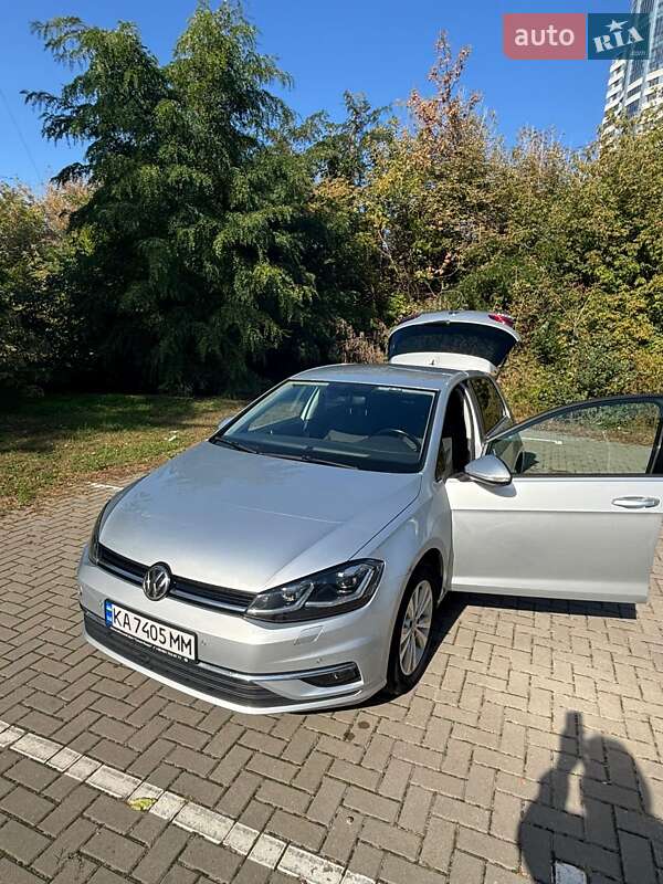 Хэтчбек Volkswagen Golf 2018 в Киеве
