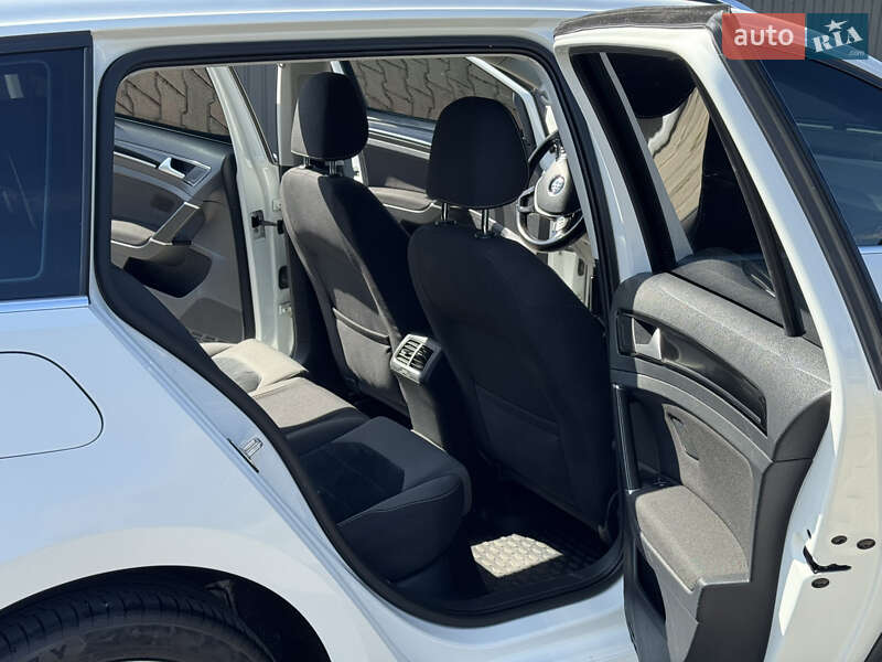 Універсал Volkswagen Golf 2015 в Львові