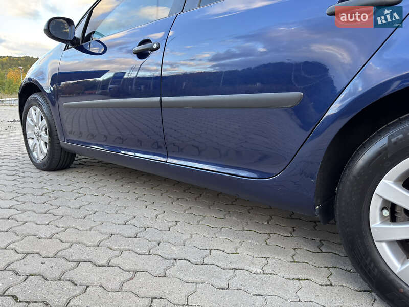 Хэтчбек Volkswagen Golf 2004 в Могилев-Подольске