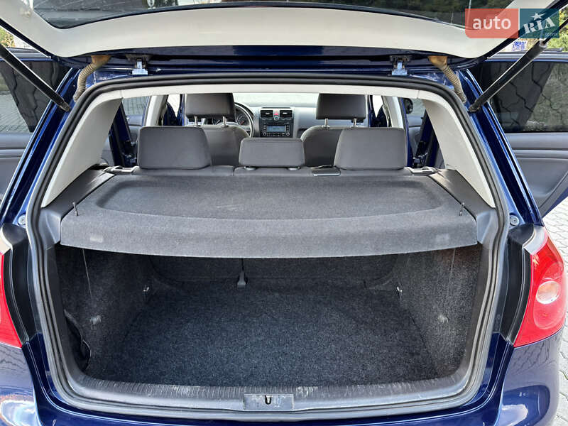 Хэтчбек Volkswagen Golf 2004 в Могилев-Подольске