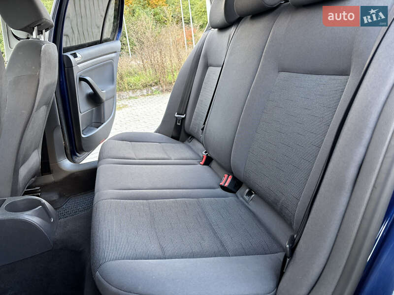 Хэтчбек Volkswagen Golf 2004 в Могилев-Подольске